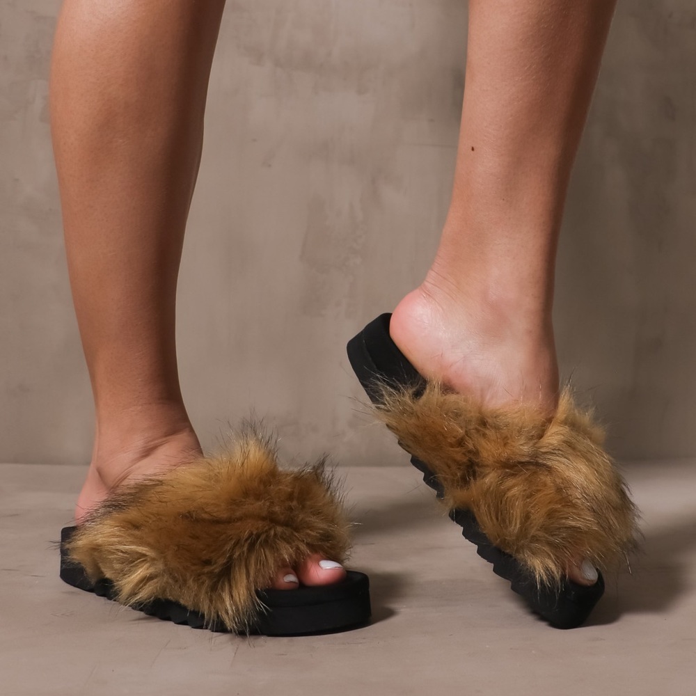 NWT Steve Madden Natural looking Faux Fur Slides